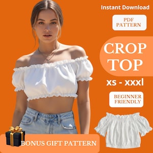 Puede incluir: Un top corto blanco de hombros descubiertos con bordes con volantes y mangas cortas. La imagen incluye el texto Instant Download, PDF PATTERN, CROP TOP, xs - xxxl, BEGINNER FRIENDLY, BONUS GIFT PATTERN y un icono de caja de regalo negra.