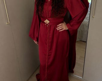 caftan marocain uni drap de soie avec sa ceinture et son collier