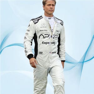 Könnte beinhalten: Weißer Rennanzug mit schwarzen Akzenten, mit Sponsorenlogos und dem Text "APXGP" und "Expesify". Der Anzug hat einen Reißverschluss und wird von einer Person getragen.