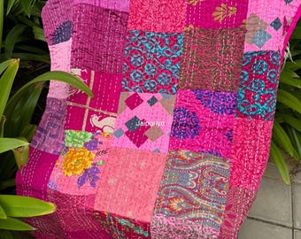 Ręcznie robiony jedwabny patchworkowy koc kantha w indyjskim stylu boho, narzuta na łóżko w rozmiarze pojedynczym/podwójnym, vintage'owy koc