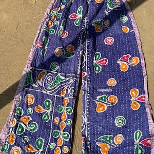 Könnte beinhalten: Rustikales Holzschild mit dem Text "Welcome to our porch" in weißer Schrift. Das Schild hat eine verwitterte Oberfläche und ein schlichtes, einladendes Design für die Außendekoration.