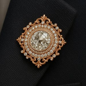 Puede incluir: Broche dorada con un gran diamante central rodeado de diamantes m&aacute;s peque&ntilde;os. La broche tiene un dise&ntilde;o ornamental de filigrana y est&aacute; colocada sobre una tela azul oscuro.