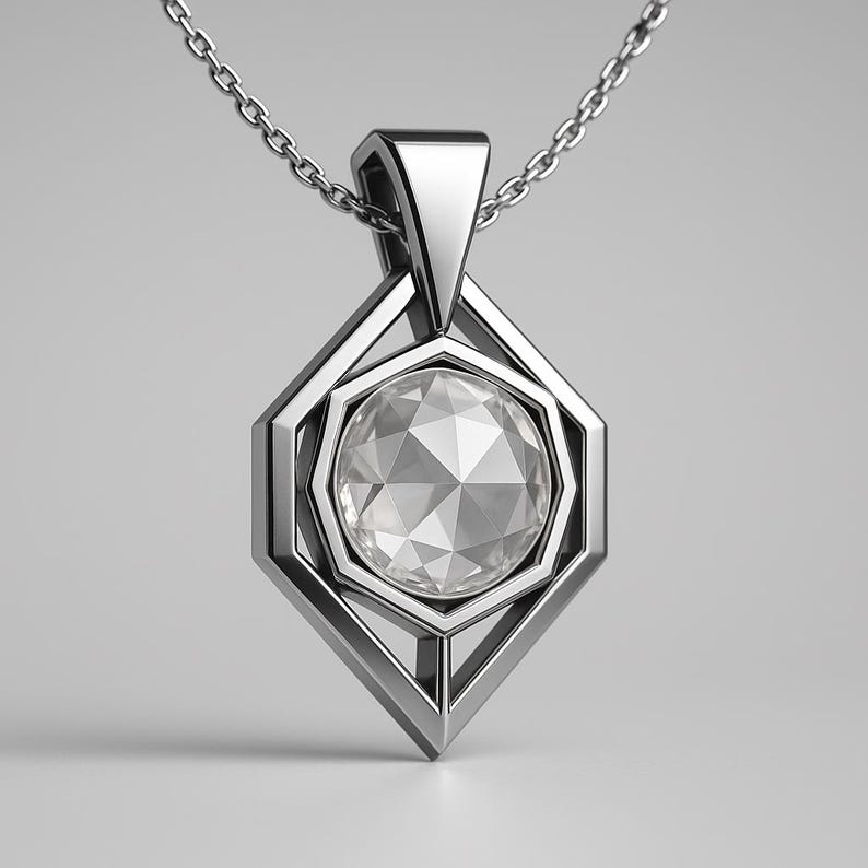Puede incluir: Collar con colgante de plata con una gema clara y facetada engastada en un marco geom&eacute;trico en forma de diamante. El colgante cuelga de una fina cadena, creando un dise&ntilde;o moderno y elegante. La gema es el punto focal.