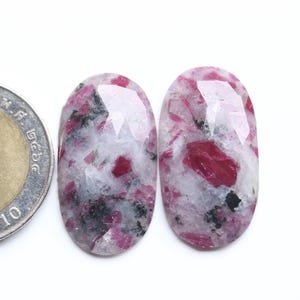 Gemma di rubino taglio rosa, coppia di cabochon sfaccettati taglio rosa di cristallo di rubino naturale, cabochon sfusi sfaccettati di rubino, coppia di rubini ovali 28X15,5 MM
