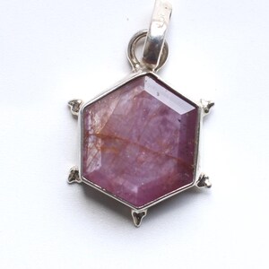 Himbeer-Lila Rubin Facettierter Silberanhänger, natürlicher unbehandelter Glanz Rubin, Hexagon Step Cut, 925 Sterling Silber Lünette Set Anhänger 17 x 20 MM