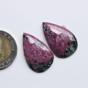 Gemma di rubino taglio rosa, coppia di cabochon sfaccettati taglio rosa di zoisite rubino naturale a pera, cabochon sfaccettati sciolti di rubino, fornitura di coppia di rubini tagliati 29 x 18 mm