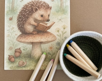 Jeż czytający na grzybie – akwarela do leśnego przedszkola, kapryśna ilustracja leśna (do pobrania na bieżąco)