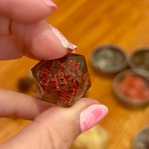 Dadi Mars Storm D20, dadi glitterati rossi fatti a mano, dadi TTRPG, dadi a tema spaziale, numeri rossi