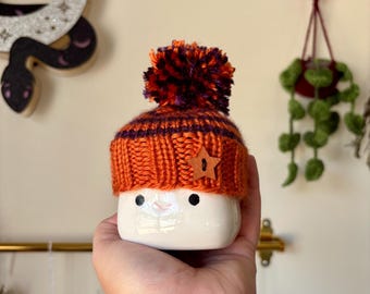 Orange und Lila kleine Strickmütze mit Stern-Knopf aus Holz | Marshmallow Becher Hut | Halloween Tier Tablett Dekor