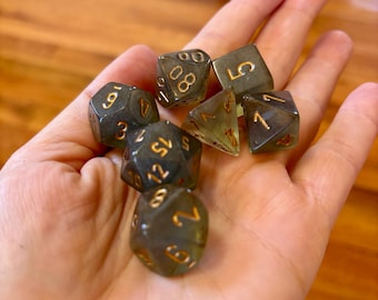 Set di dadi D&D grigi fatti a mano: inchiostro dorato, poliedrici da 7 pezzi