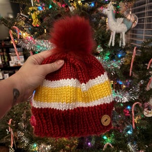 Cappello lavorato a mano - Cappello lavorato a maglia rosso e giallo