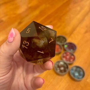 Kosmischer Staubriese W20, übergroßer Würfel für Dungeons and Dragons, handgefertigter Würfel mit wirbelndem weißen Miniwürfel