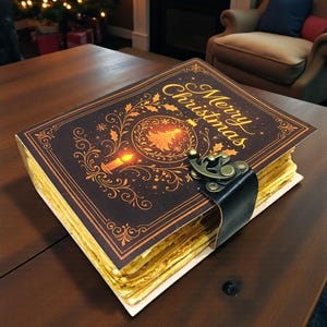 Könnte beinhalten: Ein dekoratives Weihnachtstagebuch mit dunkelbraunem Einband, auf dem in goldener Schrift "Merry Christmas" steht. Das Cover-Design umfasst eine Weihnachtsbaum- und Kerzenillustration. Das Tagebuch wird mit einem schwarzen Lederriemen und einem Metallverschluss gesichert.