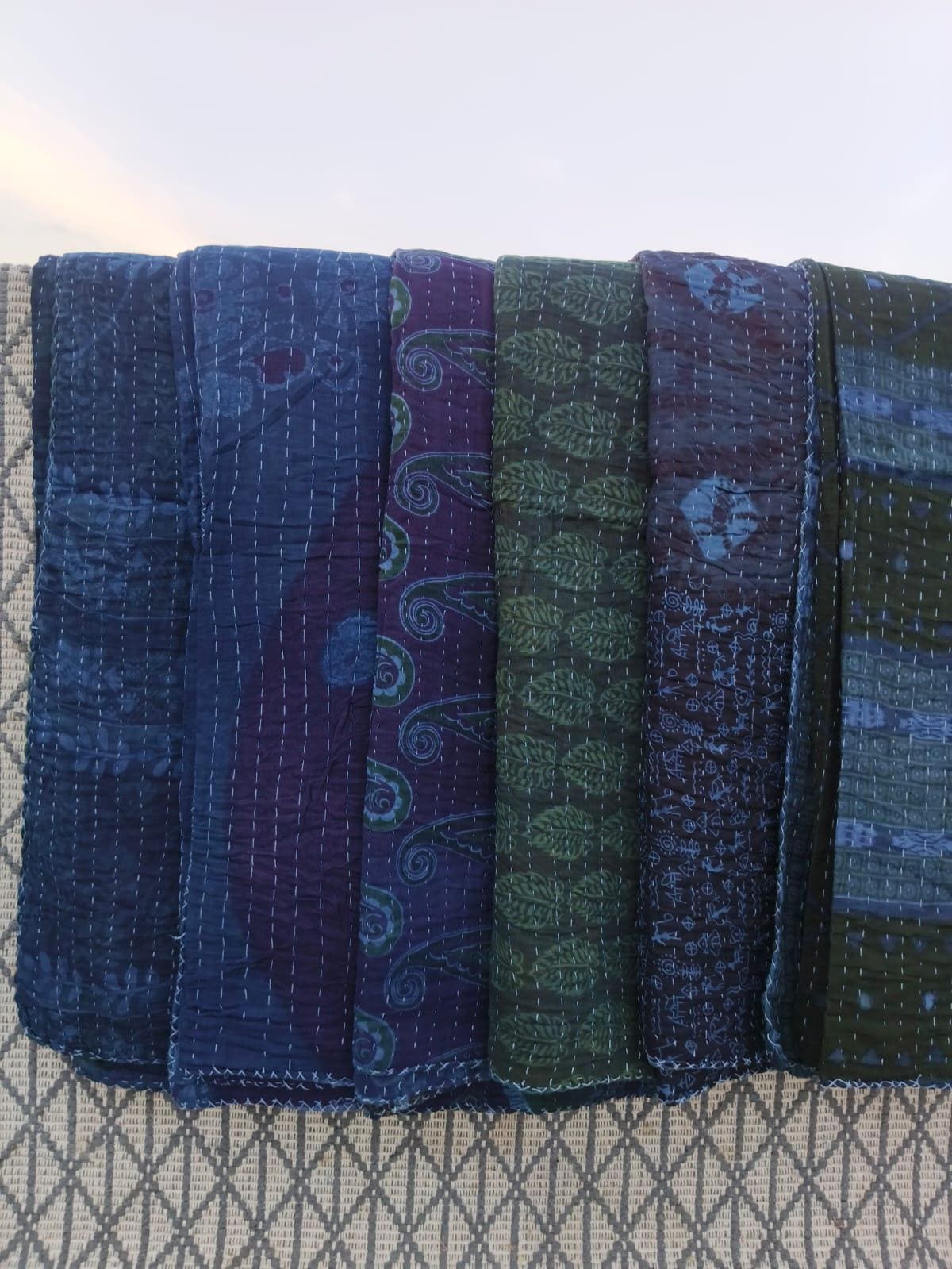 Indische handgemachte indigo gefärbte Vintage Baumwolle Kantha Quilt Decke, indigoblaue Decke, Baumwolldecke, Indigo Decke Gudari, natürliches Indigo