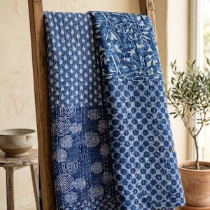 Couette bohème vintage en coton kantha imprimé main bleu indigo, jeté de dessus-lit vintage Gudari