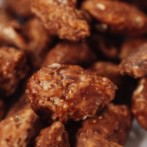 Vanillesmaak gekarameliseerde amandelen – verkrijgbaar in 500 g (17,6 oz) en 1 kg (35,3 oz)