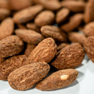 Geroosterde amandelen gerookte smaak – verkrijgbaar in 500 g (17,6 oz) en 1 kg (35,3 oz)