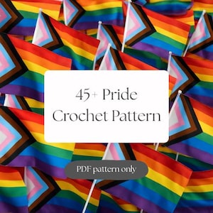 Op de afbeelding: Een verzameling Pride-vlaggen met regenboog- en transgender vlagontwerpen. Een witte rechthoek toont de tekst "45+ Pride Crochet Pattern" en een kleinere rechthoek daaronder "PDF pattern only".