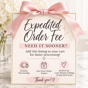 Può includere: Un cartello rettangolare con sfondo color crema chiaro e bordo dorato, sormontato da un grande fiocco in raso rosa. Il testo recita Expedited Order Fee, NEED IT SOONER?, Add this listing to your cart for faster processing!, Priority Processing, Get Your Order Faster, Perfect for Last-Minute Gifting & Special Events, e Thank you!.