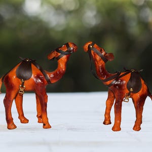 Statuette decorative a forma di cammello, effetto pelle marrone, set da 2, per la casa, 23 cm.