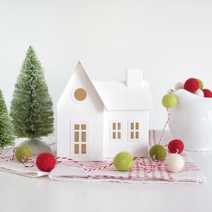 Kit de artesanía de bricolaje de Christmas Putz House, construir + decorar una casa de pueblo de Navidad de tamaño completo, decoración de manto navideño de granja, regalo hecho a mano