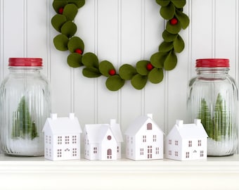 Kit de manualidades de pueblo navideño: cuatro adornos de casa de Putz blancos precortados para armar y decorar. Manualidad divertida para fiestas navideñas para adultos.
