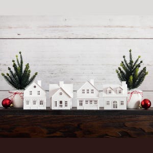 Kit de manualidades para un pueblo navideño: crea 4 decoraciones navideñas para la casa de Putz. Disponible en dos tamaños. Regalo creativo hecho a mano por menos de 50 dólares. Manualidades para fiestas navideñas. imagen 1