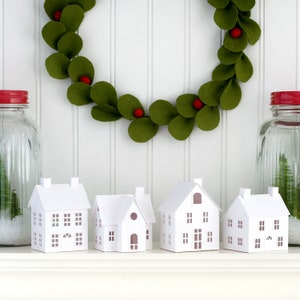 Kit de manualidades Putz House: crea tu propio pueblo navideño con cuatro decoraciones de casas de papel o regalos hechos a mano, manualidad navideña para adultos