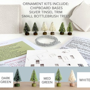 Puede incluir: Un conjunto de &aacute;rboles de Navidad de cepillo de botella en miniatura en verde oscuro, verde medio y blanco. Los &aacute;rboles est&aacute;n dispuestos sobre una superficie blanca con un fondo blanco. El texto "ORNAMENT KITS INCLUDE: CHIPBOARD BASES SILVER TINSEL TRIM SMALL BOTTLEBRUSH TREES" es visible en la parte superior de la imagen.