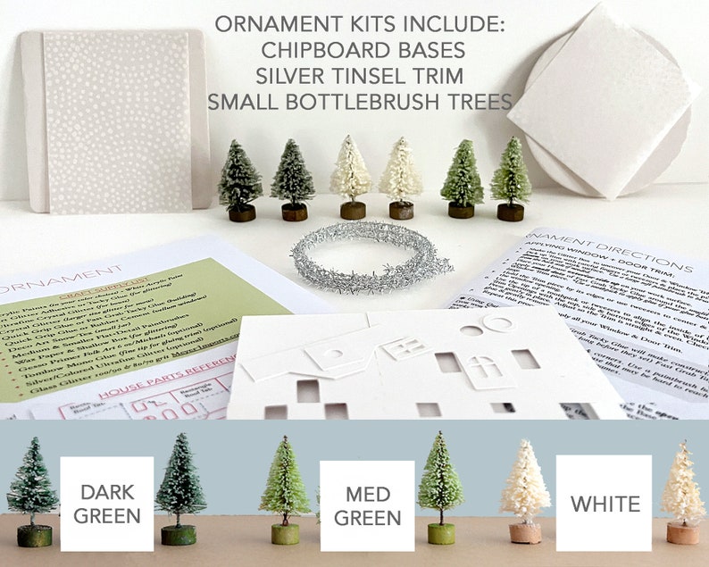 Puede incluir: Un conjunto de &aacute;rboles de Navidad de cepillo de botella en miniatura en verde oscuro, verde medio y blanco. Los &aacute;rboles est&aacute;n dispuestos sobre una superficie blanca con un fondo blanco. El texto "ORNAMENT KITS INCLUDE: CHIPBOARD BASES SILVER TINSEL TRIM SMALL BOTTLEBRUSH TREES" es visible en la parte superior de la imagen.