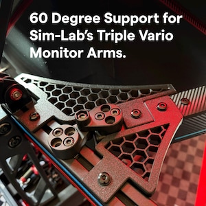 Könnte beinhalten: Nahaufnahme einer 60-Grad-Halterung für die dreifachen Vario-Monitorarme von Sim-Lab. Die Halterung besteht aus Metall mit einem Wabenmuster und roten Akzenten. Der Text "60 Degree Support for Sim-Lab's Triple Vario Monitor Arms" ist sichtbar.