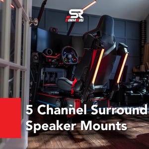 Può includere: Un simulatore di corse nero e rosso con volante e sedile. Il testo "5 Channel Surround Speaker Mounts" è visualizzato sull'immagine.
