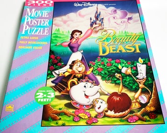 Puede incluir: Un rompecabezas de 300 piezas con personajes de la película de Disney La Bella y la Bestia. El rompecabezas representa a Bella, Lumière, Din Don, la Señora Tetera y Chip en un jardín. La caja del rompecabezas es rosa y morada con el título de la película y una imagen del castillo.