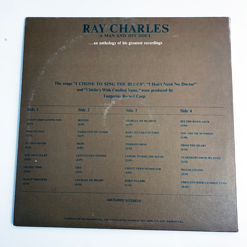 Pu&ograve; includere: Una copertina di un album vintage di Ray Charles per "A Man and His Soul". La copertina dell'album &egrave; in tonalit&agrave; seppia con i titoli delle canzoni elencati in "Lato 1", "Lato 2", "Lato 3" e "Lato 4". L'album &egrave; stato prodotto da Tangerine Record Corp.