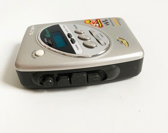 Walkman AM/FM portable, radio avec haut-parleurs intégrés, prise casque et lecteur MP3 | Leroy Walkman AM/FM portable, radio avec haut-parleurs intégrés, prise casque et lecteur MP3 | Leroy