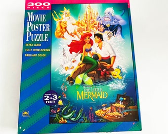Puede incluir: Un rompecabezas de 300 piezas con los personajes de la película de Disney "La Sirenita". El rompecabezas muestra a Ariel, el príncipe Eric, el rey Tritón y Úrsula. El rompecabezas es extra grande y tiene un tamaño final de 2x3 pies.
