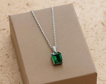 荘厳な天然エメラルドカットのエメラルドネックレスペンダント、壮麗な 