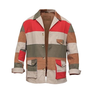 Może przedstawiać: Kurtka patchwork z kołnierzem i zapięciem na guziki. Kurtka ma wzór w bloki kolorów z czerwonymi, beżowymi, zielonymi i brązowymi panelami. Dwie kieszenie z klapkami znajdują się z przodu na dole i dwie na piersi.