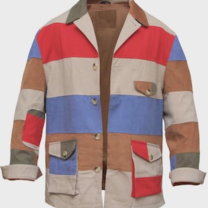 Peut inclure: Veste patchwork à col et fermeture boutonnée. Le design est composé de blocs de couleurs rouge, bleu, beige, marron et vert olive. Deux poches à rabat sont visibles à l'avant. Les manches sont retroussées.