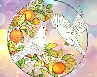 花に囲まれた幸運の二羽の鳩 ヴィンテージ ステンドグラス 平和の象徴 鳥 花柄 ステンドグラスの鳩のサンキャッチャー：手作りの平和の鳥の窓飾り