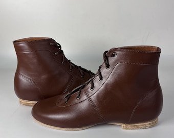 Botas de baile de cuero marrón para mujer, zapatos de baile folk y jazz de suela completa, botas de actuación con cordones hechas a mano, calzado de escenario personalizado.