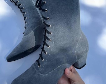 Zapatos de baile folclórico hechos a mano con suela dividida, botas de baile de cuero gris para mujer, botas de jazz con cordones para el escenario, color personalizado, tacón de 4 cm.