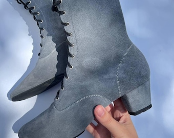 Botas de baile de ante gris para mujer, zapatos folclóricos hechos a mano, tacón con cordones personalizado (4 cm).