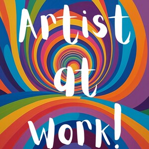 Könnte beinhalten: Ein lebendiges, abstraktes Kunstwerk mit einem wirbelnden Regenbogenmuster. Fettgedruckter weißer Text lautet "Artist at work!" vor einem Hintergrund aus konzentrischen Bögen in Blau-, Orange-, Gelb- und Lilatönen. Der Hashtag #crystalcityarts befindet sich unten.