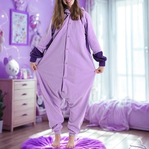 Mono unisex de Halloween de forro polar lavanda - Ropa de estar con capucha y botones - Mono holgado de invierno para mujer y hombre - Pijama bonito