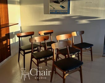 Conjunto de sillas de comedor danesas de estilo moderno de mediados de siglo, sillas escandinavas de madera maciza, asiento tapizado en piel sintética negra, muebles nórdicos minimalistas.