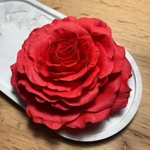Broche de rosa vermelha feito à mão - broche de flor exclusivo, presente único para mulheres, joia romântica, aniversário, casamento ou dia dos namorados