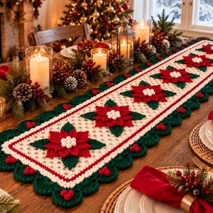 Può includere: Un runner da tavola rettangolare all'uncinetto con base color crema, motivi ripetuti di stelle di Natale rosse, foglie verdi e centri bianchi. Il runner presenta un bordo smerlato verde scuro decorato con piccoli pon pon rossi.