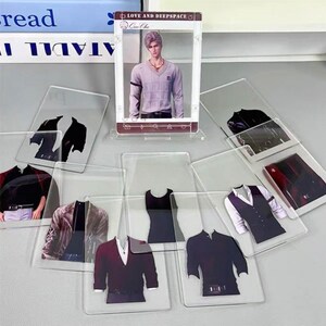 Puede incluir: Una colecci&oacute;n de tarjetas acr&iacute;licas transparentes con ilustraciones de ropa y una imagen enmarcada de una persona. La imagen enmarcada tiene el texto "LOVE AND DEEPSPACE" y "Can Che". Las ilustraciones de ropa incluyen chaquetas, chalecos y vestidos.