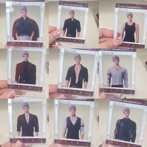 Puede incluir: Un conjunto de tarjetas fotogr&aacute;ficas de acr&iacute;lico transparente que muestran una figura masculina con diferentes atuendos. Cada tarjeta tiene un borde blanco con el texto "LOVE AND BEEPSPACE" y un peque&ntilde;o logotipo. Los atuendos incluyen una camisa negra, una blazer rojo y una chaqueta de cuero negra.